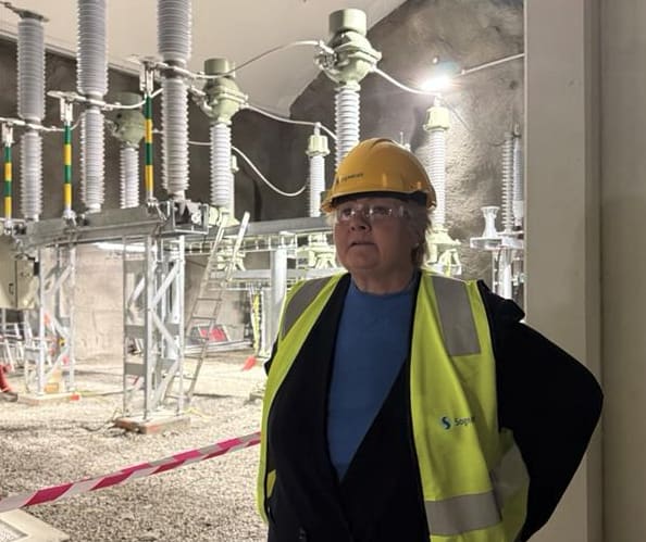 Erna Solberg og Høyre vil stemme nei til regjeringens strømforslag, fordi deres egen løsning er enda billigere mer klimavennlig.